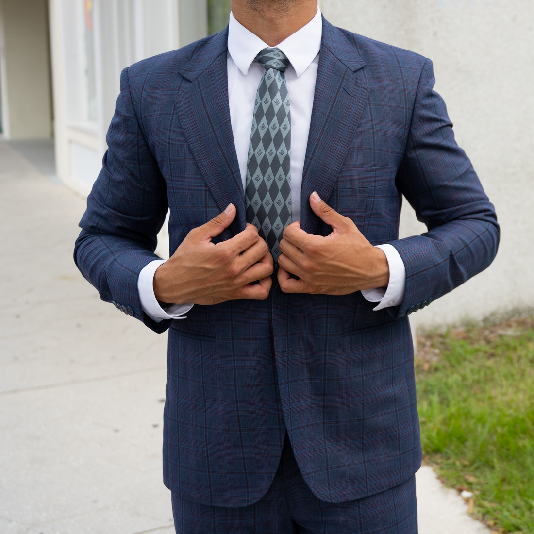 Grey Masonic Tie – Elegant Geometric Diamond Pattern with Square & Compass Design