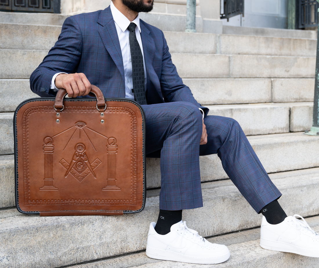 Masonic-Light Hand-Carved Brown Leather Apron Case – Exquisite Masonic Craftsmanship, Symbolic Engraving & Premium Materials
