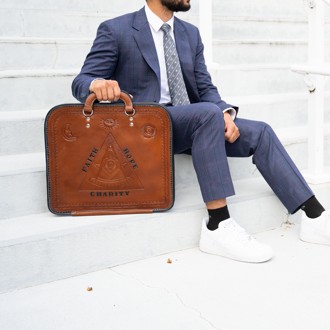 Pyramidic Expression Hand-Carved Brown Leather Apron Case – Exquisite Masonic Craftsmanship, Symbolic Engraving & Premium Materials